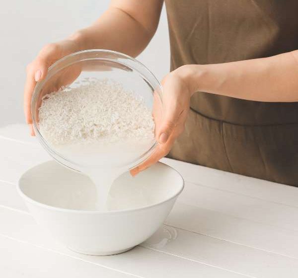 Apa de orez pentru par si piele: functioneaza cu adevarat?