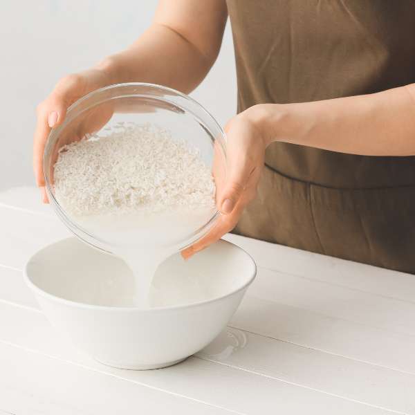 Apa de orez pentru par si piele: functioneaza cu adevarat?