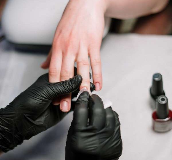  Mituri si realitati despre sanatatea unghiilor cu gel si oja semipermanenta